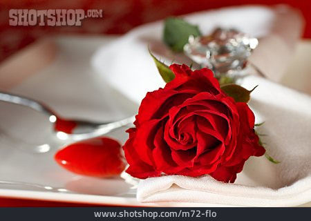 
                Valentinstag, Rosenblüte, Tischgedeck                   