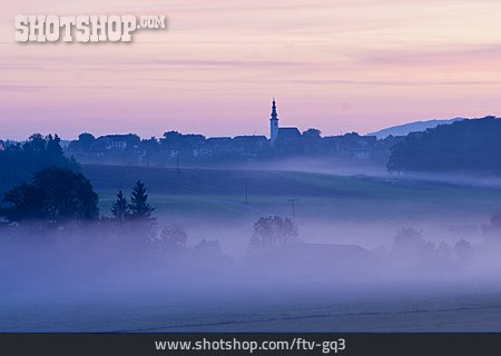 
                Dorf, Morgenstimmung, Nebelschwaden                   