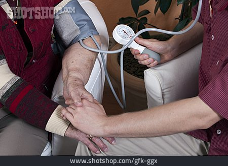 
                Seniorin, Blutdruckmessung                   