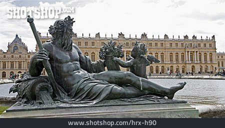 
                Wasserbassin, Schloss Versailles, Bronzestatue                   