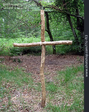 
                Holzkreuz                   