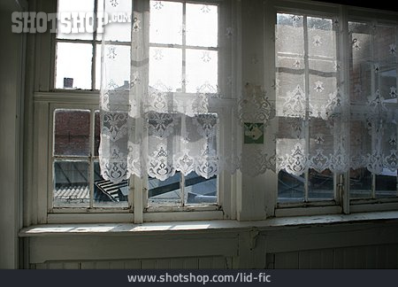 
                Sprossenfenster, Gardine                   