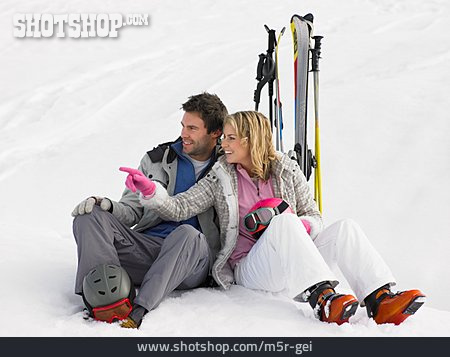 
                Junge Frau, Junger Mann, Pause & Auszeit, Skiurlaub                   