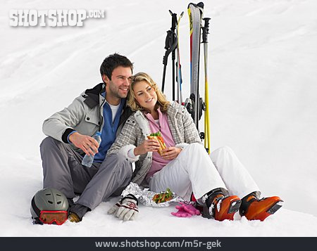 
                Paar, Ausruhen, Imbiss, Skiurlaub                   