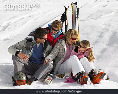 
                Sitzen, Skiurlaub, Familienausflug                   