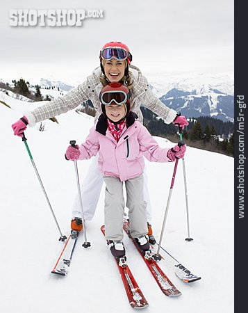 
                Mutter, Tochter, Skifahren                   
