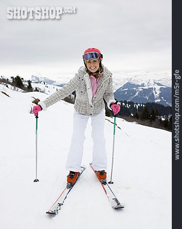 
                Junge Frau, Skiurlaub, Skifahren                   