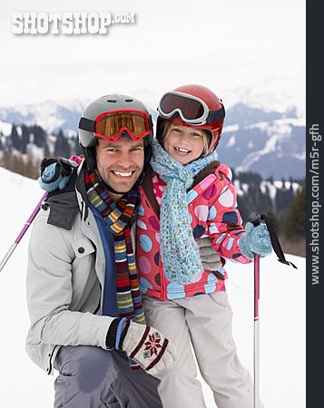 
                Vater, Umarmen, Tochter, Skiurlaub                   