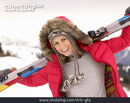 
                Junge Frau, Ski, Winterkleidung, Geschultert                   
