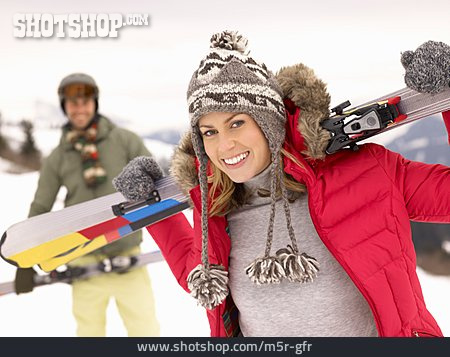 
                Paar, Skiurlaub, Ski, Geschultert                   