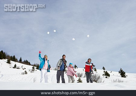 
                Familie, Winterurlaub, Schneeballschlacht                   