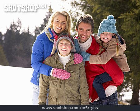 
                Familie, Winterurlaub, Winterspaziergang                   