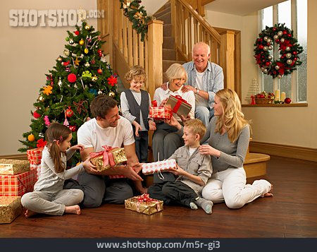 
                Weihnachten, Familie, Bescherung, Familienleben                   