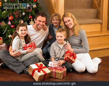 
                Weihnachten, Familie, Bescherung                   
