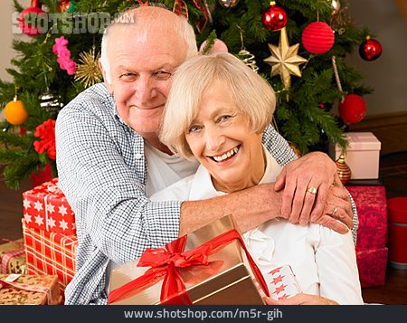 
                Weihnachten, Bescherung, Beschenken, Seniorenpaar                   
