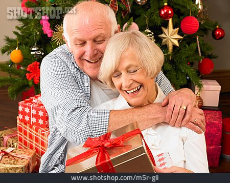 
                Bescherung, Beschenken, Seniorenpaar                   