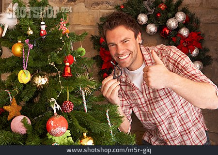 
                Mann, Lichterkette, Weihnachtsbaum                   