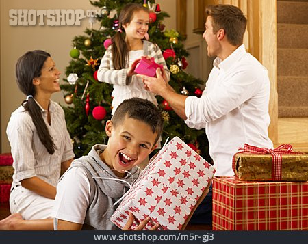 
                Familie, Bescherung, Weihnachtsgeschenk                   