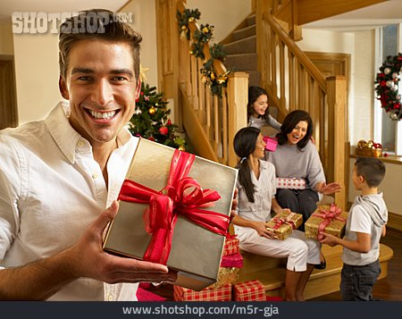 
                Weihnachten, Familie, Bescherung, Weihnachtsgeschenk                   