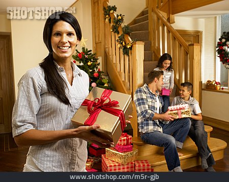 
                Weihnachten, Familie, Bescherung, Weihnachtsgeschenk                   