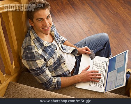 
                Junger Mann, Mann, Onlineshopping                   
