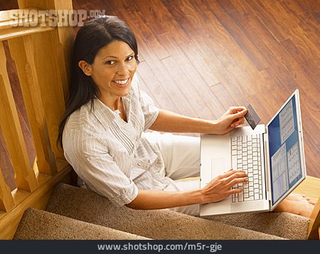 
                Frau, Laptop, Onlineshopping                   