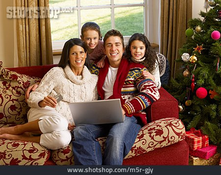 
                Familie, Weihnachtseinkauf, Onlineshopping                   