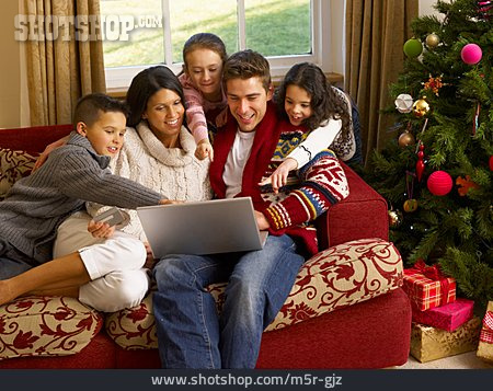 
                Familie, Weihnachtseinkauf, Onlineshopping                   