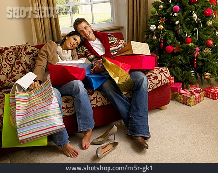 
                Paar, Weihnachtseinkauf, Einkaufstüten                   