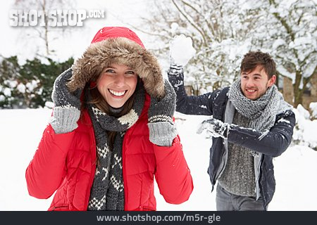 
                Paar, Winter, Schneeballschlacht                   
