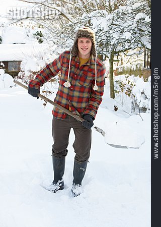 
                Junger Mann, Winter, Schneeräumung                   