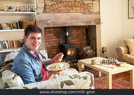 
                Junger Mann, Essen, Häusliches Leben                   