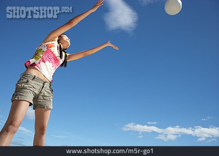 
                Teenager, Jugendliche, Junge Frau, Volleyball, Ballspiel                   
