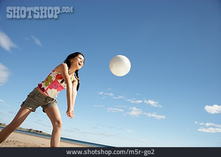 
                Teenager, Jugendliche, Junge Frau, Volleyball, Ballspiel                   