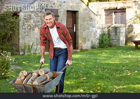 
                Mann, Gartenarbeit, Brennholz                   
