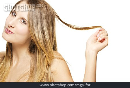 
                Junge Frau, Haarsträhne                   