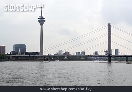 
                Düsseldorf, Rheinturm, Rheinkniebrücke                   