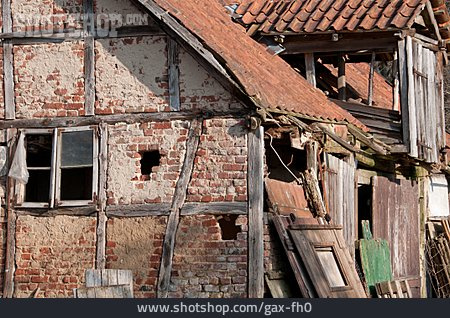 
                Ruine, Verfallen, Bauernhaus                   