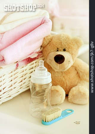 
                Teddybär, Nuckelflasche, Babyartikel                   