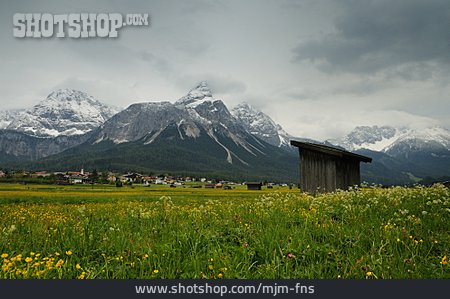 
                Tirol, Ehrwald, Lermoos, Sonnenspitze, Mieminger Kette                   