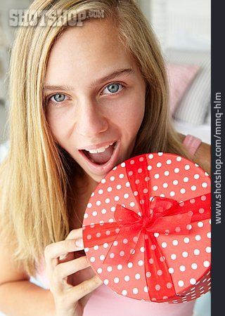 
                Teenager, Mädchen, überraschung, Geschenk                   