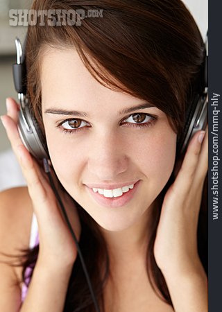 
                Teenager, Mädchen, Kopfhörer, Musik Hören                   