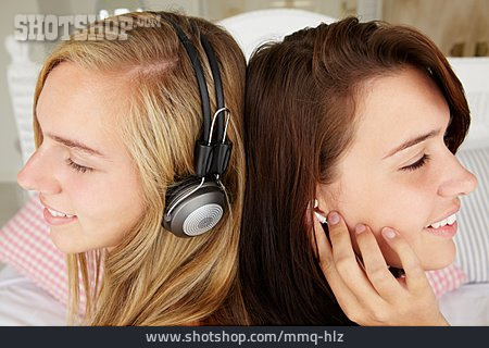 
                Teenager, Mädchen, Freundinnen, Musik Hören                   