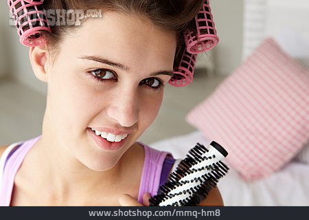 
                Teenager, Mädchen, Haarpflege, Lockenwickler                   