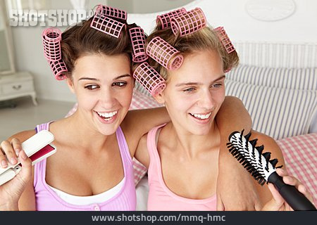
                Teenager, Mädchen, Freundinnen, Haarpflege                   