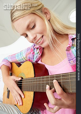 
                Teenager, Mädchen, Gitarre Spielen                   