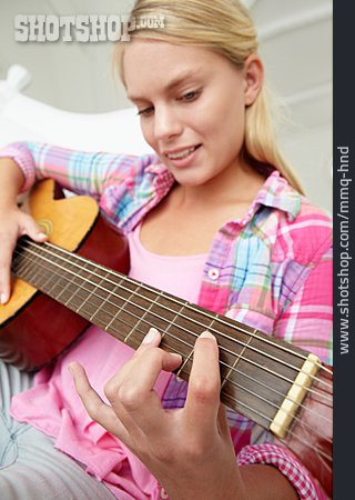 
                Teenager, Mädchen, Gitarre Spielen                   