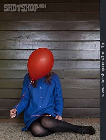 
                Junge Frau, Luftballon                   