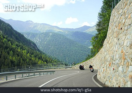 
                Kurve, Motorradfahrer, Alpenstraße                   