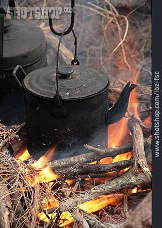 
                Kochen, Feuerstelle, Wasserkessel                   